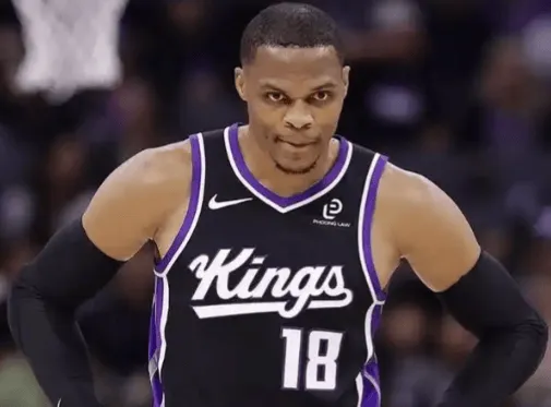 开云体育官网-威斯布鲁克半场6投3中，三分5中3得到11分1篮板3助攻1抢断